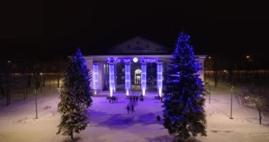 Mariupol. Yeni yıl 2022. Aralık 27, 2021. Savaştan 2 ay önce. Şehrin güzel dekorasyonları. Geceleri kar altında huzurlu bir şehir. Parlak ışıklar.