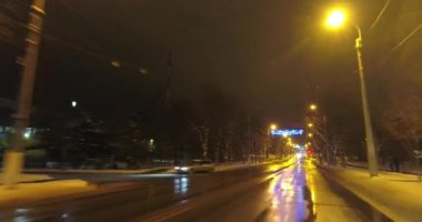 Mariupol. Yeni yıl 2022. Aralık 27, 2021. Savaştan 2 ay önce. Şehrin güzel dekorasyonları. Geceleri kar altında huzurlu bir şehir. Parlak ışıklar.