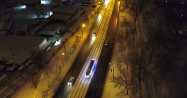 Mariupol. Yeni yıl 2022. Aralık 27, 2021. Savaştan 2 ay önce. Şehrin güzel dekorasyonları. Geceleri kar altında huzurlu bir şehir. Parlak ışıklar.