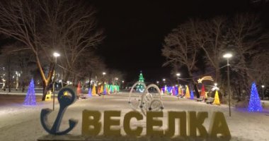 Mariupol. Yeni yıl 2022. Aralık 27, 2021. Savaştan 2 ay önce. Şehrin güzel dekorasyonları. Geceleri kar altında huzurlu bir şehir. Parlak ışıklar.