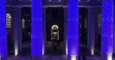 Mariupol. Yeni yıl 2022. Aralık 27, 2021. Savaştan 2 ay önce. Şehrin güzel dekorasyonları. Geceleri kar altında huzurlu bir şehir. Parlak ışıklar.