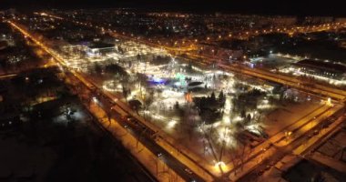 Mariupol. Yeni yıl 2022. Aralık 27, 2021. Savaştan 2 ay önce. Şehrin güzel dekorasyonları. Geceleri kar altında huzurlu bir şehir. Parlak ışıklar.