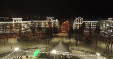 Mariupol. Yeni yıl 2022. Aralık 27, 2021. Savaştan 2 ay önce. Şehrin güzel dekorasyonları. Geceleri kar altında huzurlu bir şehir. Parlak ışıklar.