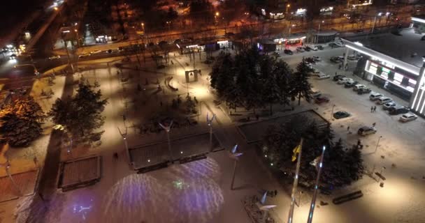 Mariupol 2022年新年 2021年12月27日战争前2个月这个城市漂亮的装饰 宁静的城市在夜晚的雪地里 明亮的灯光 — 图库视频影像