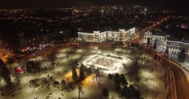 Mariupol. Yeni yıl 2022. Aralık 27, 2021. Savaştan 2 ay önce. Şehrin güzel dekorasyonları. Geceleri kar altında huzurlu bir şehir. Parlak ışıklar.