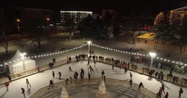 Mariupol. Yeni yıl 2022. Aralık 27, 2021. Savaştan 2 ay önce. Şehrin güzel dekorasyonları. Geceleri kar altında huzurlu bir şehir. Parlak ışıklar.