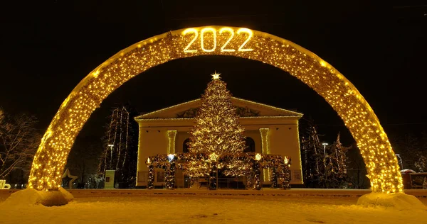 Mariupol. Yeni yıl 2022. Savaştan 2 ay önce. Tiyatro, Noel ağacı, şehrin güzel dekorasyonları. Geceleri kar altında huzurlu bir şehir. Parlak ışıklar.