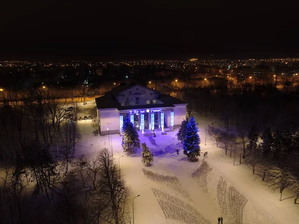 Mariupol. Yeni yıl 2022. Savaştan 2 ay önce. Şehrin güzel dekorasyonları. Geceleri kar altında huzurlu bir şehir. Parlak ışıklar.