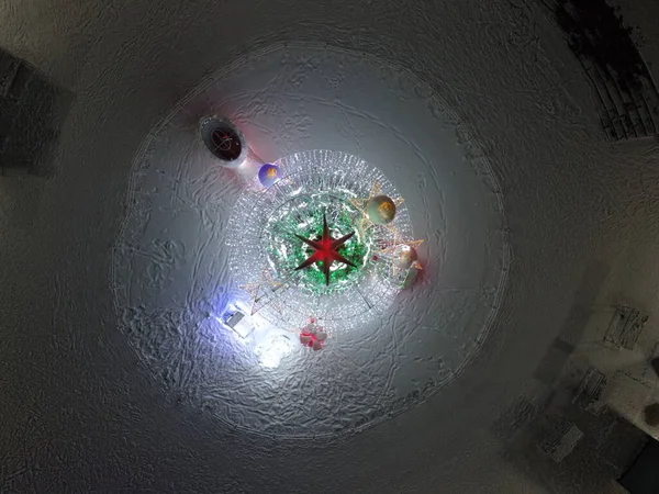 Mariupol. Yeni yıl 2022. Savaştan 2 ay önce. Şehrin güzel dekorasyonları. Geceleri kar altında huzurlu bir şehir. Parlak ışıklar.