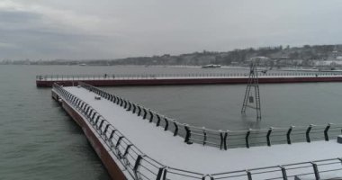 Mariupol, Aralık 2021 'de, savaştan önce. İskele. Azov Denizi. Karların altında huzurlu bir şehir..