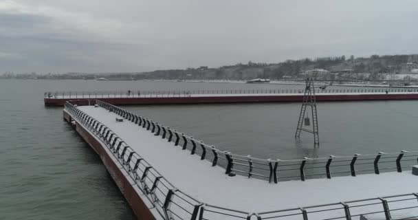 2021年12月战争前的Mariupol Pier 亚速海 和平的城市在白雪中 — 图库视频影像