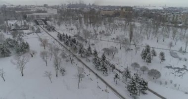 Mariupol. Yeni yıl 2022. Savaştan 2 ay önce. Şehrin güzel dekorasyonları. Gün ortasında kar altında huzurlu bir şehir. Illich Çelik ve Demir Fabrikası. Yüksek kalite 4k drone görüntüsü
