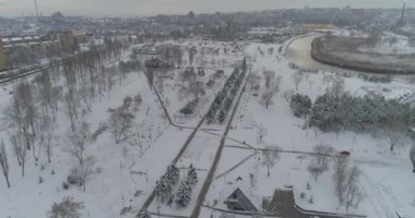 Mariupol. Yeni yıl 2022. Savaştan 2 ay önce. Şehrin güzel dekorasyonları. Gün ortasında kar altında huzurlu bir şehir. Yüksek kalite 4k drone görüntüsü