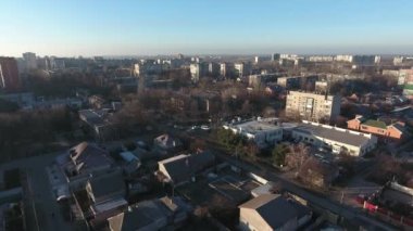 Mariupol. Savaştan 2 ay önce. Gündüzleri huzurlu bir şehir. Yüksek kalite 4k drone görüntüsü