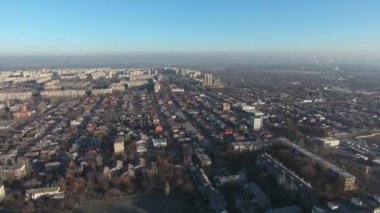 Mariupol. Savaştan 3 ay önce. Gündüzleri huzurlu bir şehir. Yüksek kalite 4k drone görüntüsü