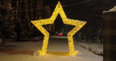 Mariupol. Yeni yıl 2022. Savaştan 2 ay önce. Tiyatro, yıldızlar, şehrin güzel dekorasyonları. Geceleri kar altında huzurlu bir şehir. Parlak ışıklar.