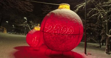 Mariupol. Yeni yıl 2022. Savaştan 2 ay önce. Tiyatro, şehrin güzel dekorasyonları. Geceleri kar altında huzurlu bir şehir. Parlak ışıklar.