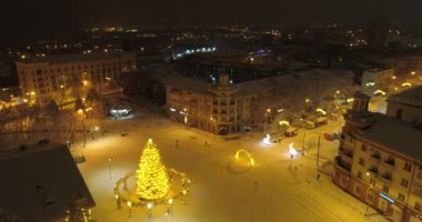Mariupol. Yeni yıl 2022. Savaştan 2 ay önce. Tiyatro, Noel ağacı, şehrin güzel dekorasyonları. Geceleri kar altında huzurlu bir şehir. Parlak ışıklar.