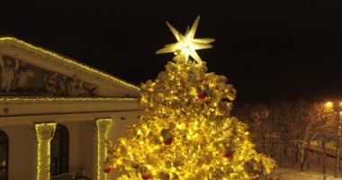 Mariupol. Yeni yıl 2022. Savaştan 2 ay önce. Tiyatro, Noel ağacı, şehrin güzel dekorasyonları. Geceleri kar altında huzurlu bir şehir. Parlak ışıklar.