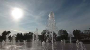 Mariupol. Gündüzleri huzurlu bir şehir. Yüksek kalite 4k drone görüntüsü