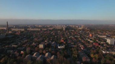 Savaştan önce Mariupol. Gündüzleri huzurlu bir şehir. Yüksek kalite 4k drone görüntüsü