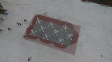 Mariupol. Gündüzleri huzurlu bir şehir. Yüksek kalite drone görüntüleri D-Cinelike