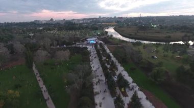 Savaştan önce barış dolu bir kültür parkı ve huzur dolu Mariupol 2021 'de dinlenme yüksek kaliteli 4K görüntüler