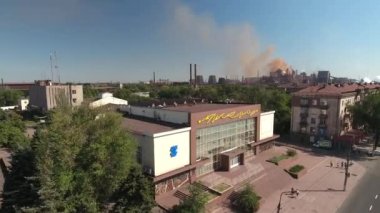 Barışçıl şehir gökdelenleri 2022 Azovmash ve caddelerinde yıkıldı yollarda parlak güneş taşımacılığı.