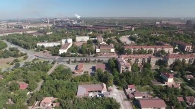 Barışçıl şehir gökdelenleri 2022 'de yıkıldı. Parlak güneş yollardaki fabrikalardan duman tütüyor..