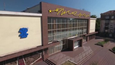 2022 'de Ilyich Demir ve Çelik Fabrikası' nda yıkılan huzur dolu yüksek binalar Azovmash caddelerinden parlayan güneş yollardaki fabrikalardan tütüyor..