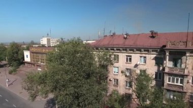 2022 'de Mariupol Ilyich Demir ve Çelik Fabrikaları' nın yıkılan huzur dolu binaları sokaklar fabrikalardan gelen parlak güneş dumanı yollardaki taşımacılıktan tütüyor.