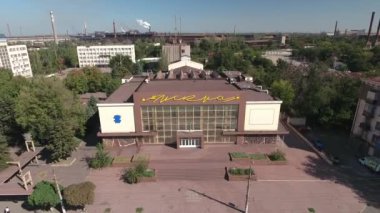 Barışçıl şehir gökdelenleri 2022 'de yıkıldı. Parlak güneş yollardaki fabrikalardan duman tütüyor..