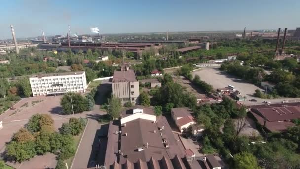 Barışçıl Şehir Gökdelenleri 2022 Yıkıldı Parlak Güneş Yollardaki Fabrikalardan Duman — Stok video