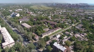 Barışçıl şehrin yüksek binaları Azovstal 2022 sokaklarında yokedildi yollardaki fabrikalardan gelen parlak güneş dumanı. Yüksek kalite 4k görüntü