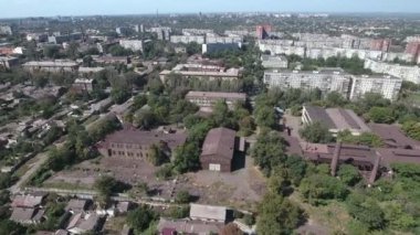 Barışçıl şehrin yüksek binaları Azovstal 2022 sokaklarında yokedildi yollardaki fabrikalardan gelen parlak güneş dumanı. Yüksek kalite 4k görüntü