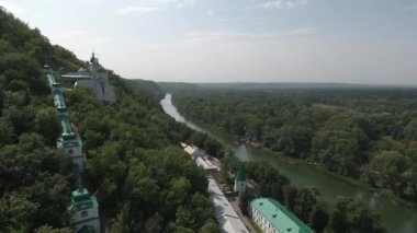 Ukrayna. Severskiy Donets nehrinin yüksek kıyısındaki Svyatogorsk Manastırı 'nın manzarası.