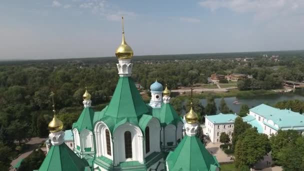 战争前的乌克兰Svyatogorsk市和Siverskiy Donets河高岸修道院教堂的空中景观 — 图库视频影像