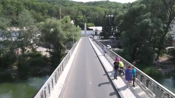 战争前的乌克兰西弗尔斯基多涅茨河对岸大桥的空中景观 2022年在Siverskiy Donets河上游的Svyatogorsk市和修道院教堂被毁 — 图库视频影像
