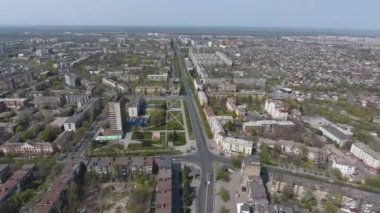Savaştan önce 19 Nisan 2020 'de karantina sırasında huzurlu Mariupol kenti. Sokaklar, evler, meydanlar ve caddeler. Arabalar ve otobüsler. O gün Paskalya 'ydı.