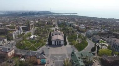 Savaştan önce 19 Nisan 2020 'de karantina sırasında huzurlu Mariupol kenti. Drama Tiyatrosu, Azovstal. Borular tütüyor. Sokaklar, evler, meydanlar ve caddeler Azov Denizi, arabalar.