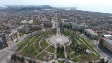 Savaştan önce 19 Nisan 2020 'de karantina sırasında huzurlu Mariupol kenti. Drama Tiyatrosu, Azovstal. Borular tütüyor. Sokaklar, evler, meydanlar ve caddeler Azov Denizi, arabalar.
