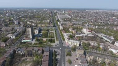 Savaştan önce 19 Nisan 2020 'de karantina sırasında huzurlu Mariupol kenti. Sokaklar, evler, meydanlar ve caddeler. Arabalar ve otobüsler. O gün Paskalya 'ydı.