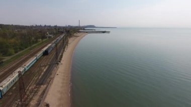 19 Nisan 2020 'de, Azovstal Savaşı' ndan önce karantina sırasında huzurlu Mariupol kenti. Azov Denizi, Şamandıralar, dalgalar. Arabalar, trenler, arabalar ve otobüsler. O gün Paskalya 'ydı.