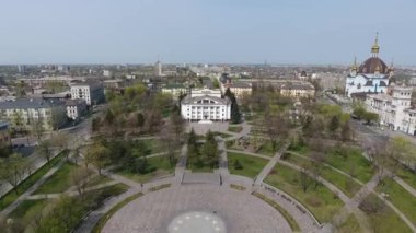 Savaştan önce 19 Nisan 2020 'de karantina sırasında huzurlu Mariupol kenti. Drama Tiyatrosu, Azovstal. Borular tütüyor. Sokaklar, evler, meydanlar ve caddeler. Araba otobüsleri. O gün Paskalya 'ydı.