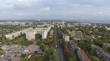 Mariupol 'ün Panorama Central Bulvarı Azovstal fabrikasının yukarısından. Savaştan önce Mariupol 'ün huzurlu şehri. Tiyatro, Sokaklar, evler, meydanlar ve caddeler. Arabalar ve otobüsler.