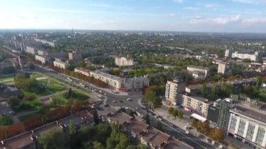 Savaştan önce Mariupol 'ün huzurlu şehri. Sokaklar, evler, meydanlar ve caddeler. Arabalar ve otobüsler.