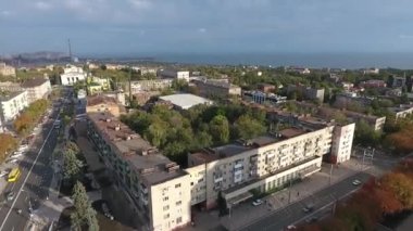 Mariupol Tiyatrosu ve Panorama Azovstal Fabrikası 'ndan 2018' de tüttürülüyor. Savaştan önceki huzurlu şehir. Tiyatro, Sokaklar, evler, meydanlar ve caddeler. Arabalar ve otobüsler.
