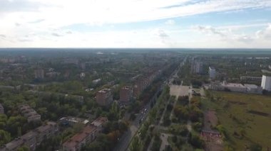 Mariupol 'ün dairesel panoraması ve Azov TV kulesi 2018' den itibaren savaştan önce Mariupol 'ün huzurlu şehri. Tiyatro, Sokaklar, evler, meydanlar ve caddeler. Arabalar ve otobüsler.