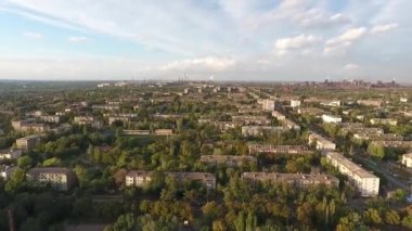 Mariupol 'den Mariupol' ün panoraması Mariupol Demir ve Çelik Fabrikası 2018 'de ufukta görünüyor. Mariupol Caddesi, evler, meydanlar ve caddeler. Arabalar ve otobüsler. 