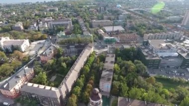 2018 yılında Mariupol Su Kulesi 'nin merkezindeki panorama savaştan önce Mariupol' ün huzurlu şehriydi. Tiyatro, Sokaklar, evler, meydanlar ve caddeler. Arabalar ve otobüsler.